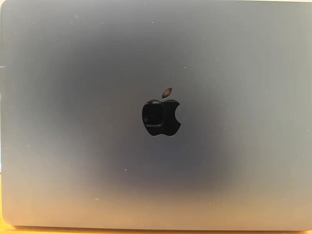 今のMacBookはリンゴが鏡